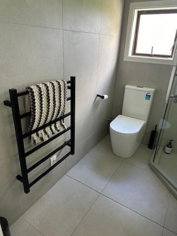 Seaside Serenity 4br Modern Holiday home Auckland