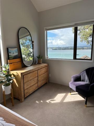 Seaside Serenity 4br Modern Holiday home *
