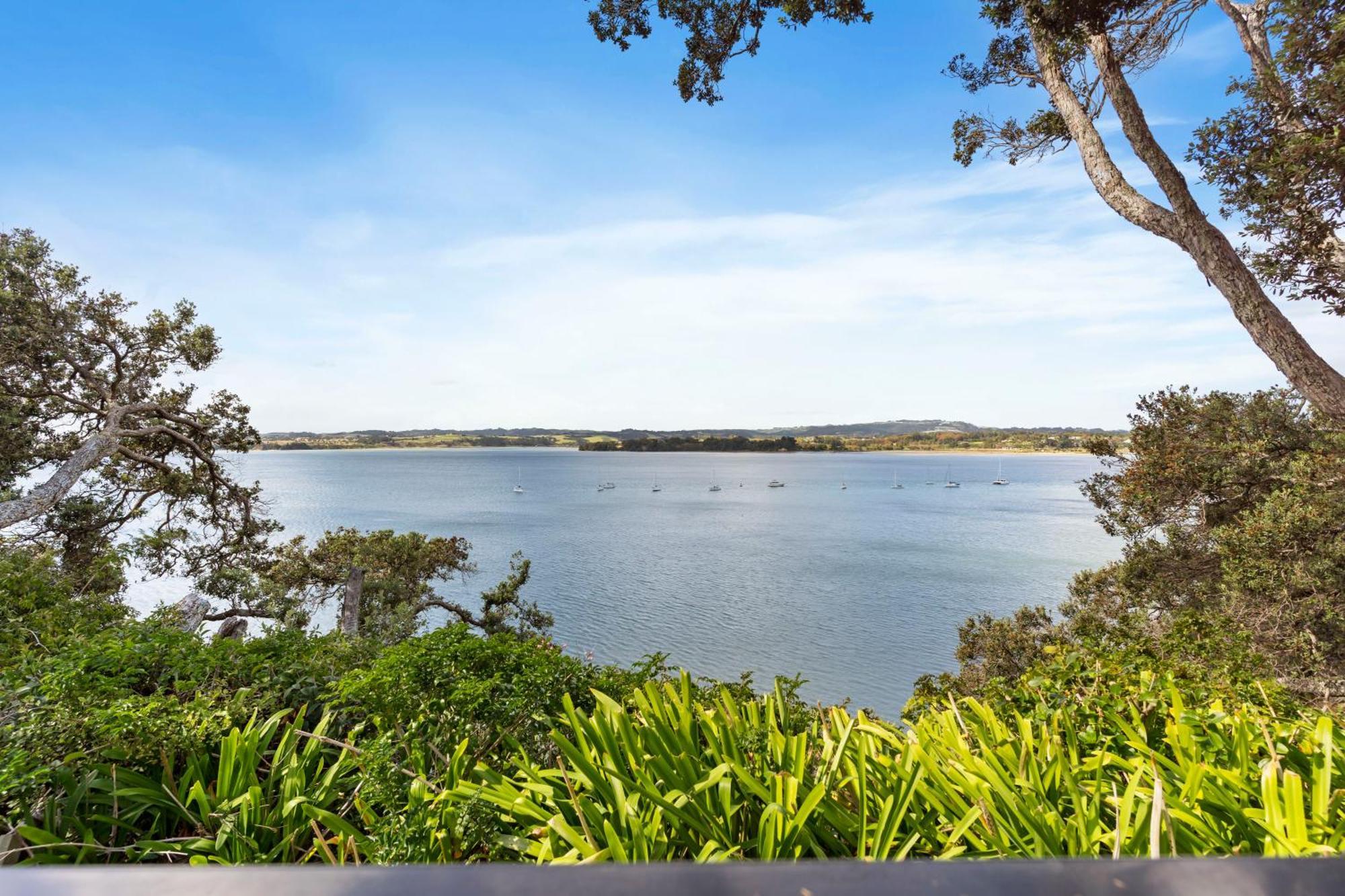 Seaside Serenity 4br Modern Holiday home *